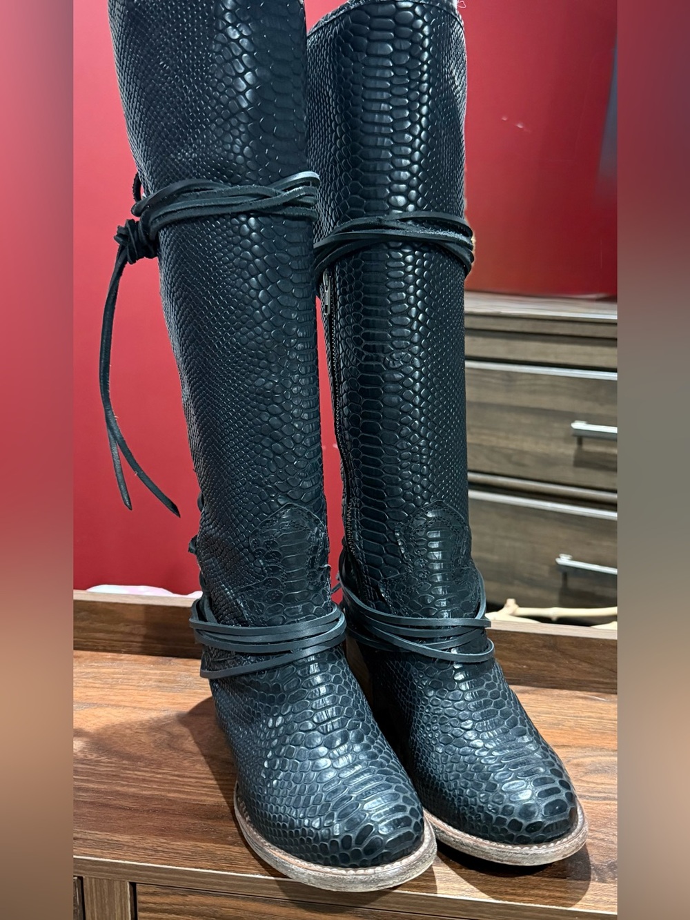 EUC- Freebird Full Black Snakeskin Coals. Size 7.